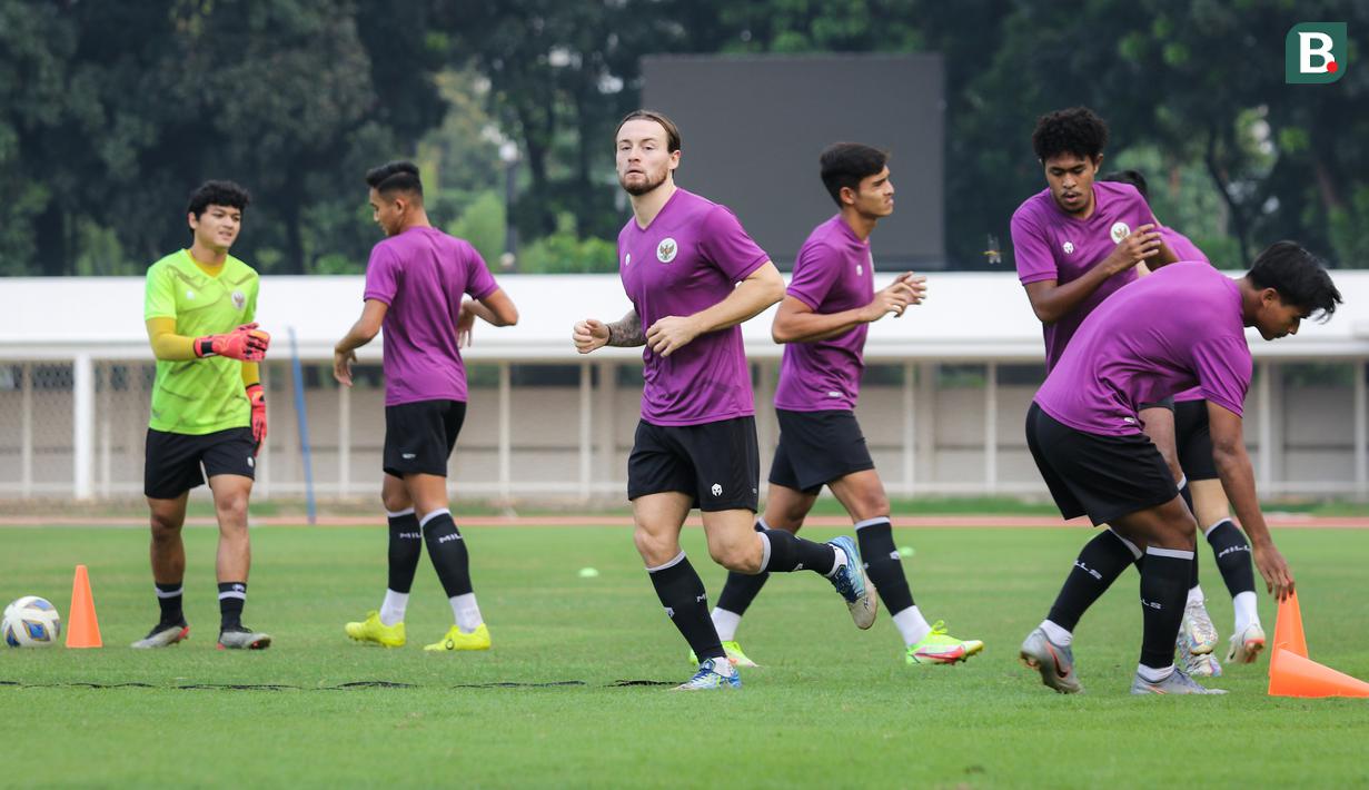 <p>Marc Klok (tengah) akhirnya mendapatkan pemanggilan pertamanya di Timnas Indonesia pada ajang SEA Games 2021 ini. Sang gelandang andalan Persib Bandung terebut sejatinya telah menjalani proses naturalisasi pada November 2020 lalu namun gagal membuktikan garis keturunan maksimal dari kakek atau neneknya ke FIFA. Kehadirannya tentu akan menambah kekuatan lini tengah skuat Garuda Muda dan untuk membantu meraih medali emas di ajang olahraga tertinggi di Asia Tenggara tersebut. (Bola.com/Bagaskara Lazuardi)</p>