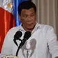 Presiden Filipina Rodrigo Duterte memberi tahu puluhan polisi yang berada di hadapannya bahwa mereka akan diawasi. (Ted Aljibe/AFP)