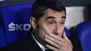 Ernesto Valverde. Ia mulai menangani Barcelona pada Mei 2017 usai menggantikan posisi Luis Enrique. Meski mampu meraih 2 gelar LaLiga, 1 trofi Copa del Rey dan 1 Piala Super Spanyol, ia dipecat Januari 2020 usai kalah dari Atletico Madrid dalam semifinal Piala Super Spanyol. (AFP/Pau Barrena)