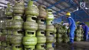 Pekerja merapihkan tabung Elpiji 3 kg di Depot LPG Tanjung Priok, Jakarta, Senin (21/5). Kenaikan permintaan tersebut dibandingkan konsumsi normal pada 2018 yaitu sebesar 10,1 persen untuk produk Elpiji bersubsidi 3 Kg. (Liputan6.com/Angga Yuniar)