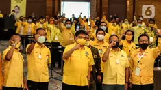 Ketum Partai Golkar Airlangga Hartarto saat menghadiri bimbingan teknis pilkada serentak 2020 di Jakarta, Minggu (30/8/2020). Bimbingan teknis dihadiri pimpinan DPRD dan Ketua Fraksi Partai Golkar untuk wilayah Sumatera II, Papua dan Papua Barat. (Liputan6.com/Johan Tallo)
