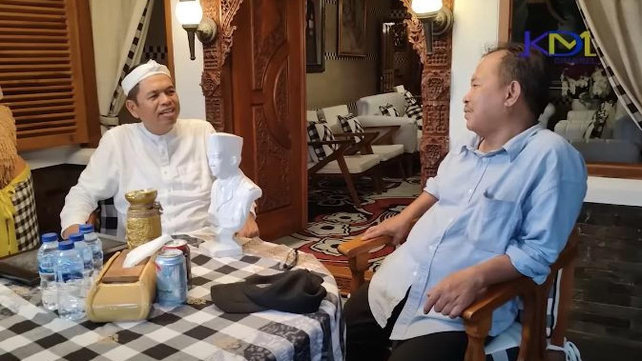 Patung berbentuk wajah Bung Karno itu dibuat oleh Mang Epo untuk Dedi sebagai bentuk penghargaan kepada mantan Bupati Purwakarta tersebut.<br>