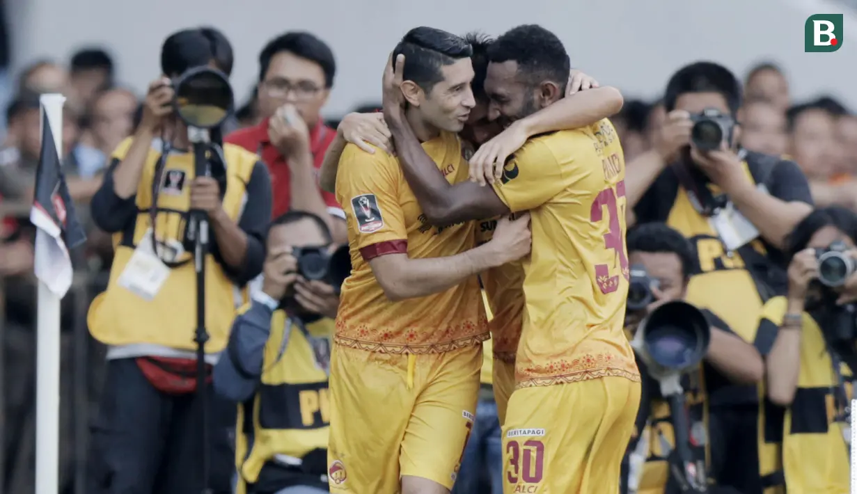 Pemain Sriwijaya FC merayakan gol yang dicetak oleh Esteban Vizcarra ke gawang PSMS Medan pada perebutan tempat ketiga Piala Presiden di SUGBK, Jakarta, Sabtu (17/2/2018). PSMS kalah 0-4 dari Sriwijaya. (Bola.com/M Iqbal Ichsan)
