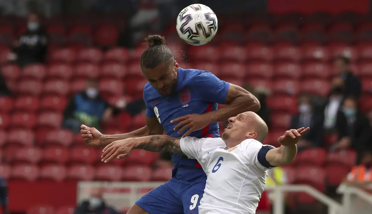 Penyerang Timnas Inggris, Dominic Kalvert-Lewin menyundul bola saat bersaing dengan bek Timnas, Rumania Vlad Chiriches pada laga pemanasan jelang Piala Eropa 2020 di Riverside Stadium, Minggu (6/6/2021). Bertanding menghadapi Rumania, Inggris menang tipis 1-0. (AP Photo/Scott Heppell, Pool)