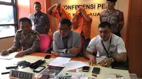 Wakil Direktur Kriminal Umum Polda Kepri AKBP Arie Darmanto menggelar konferensi pers. (foto: Liputan6.com/ajang nurdin)