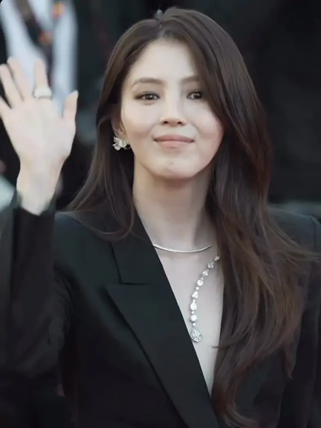 Han So Hee di Festival Film Cannes 2026 pakai baju serba hitam.
