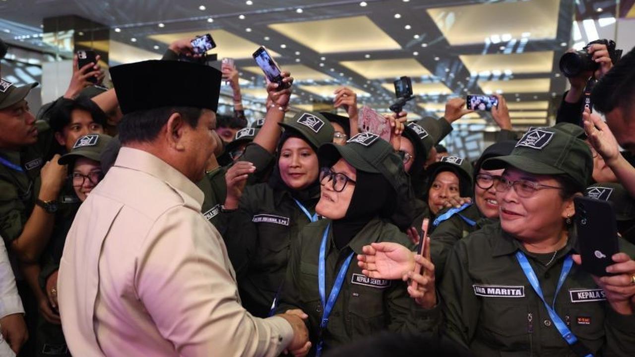 Presiden Prabowo Puji Seragam Sekolah Rakyat: Desain Gagah, Bikin Murid Percaya Diri, Guru Mirip Komcad!