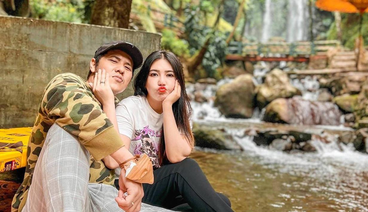 Via Vallen dan Chevra Yolandi sudah resmi menikah pada pertengah tahun 2022 kemarin. Setalah menjadi pasangan suami istri, keduanya pun banyak habiskan waktu bersama dengan bulan madu. Bahkan sebelumnya, pasangan ini sempat menonton Piala Dunia 2022 bersama di Qatar. (Liputan6.com/IG/@viavallen)