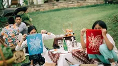 Liburan ke Borobudur, Dian beberapa waktu lalu sempat membagikan momen serunya mengikuti kelas batik. Ternyata dalam menghasilkan sebuah karya batik tulis ini dirasakannya tidak mudah. Apalagi saat menjaga agar malam yang masih cair untuk rata. Nah, kini hasil batik yang ia buat pun sudah jadi dan diperlihatkan saat piknik bersama keluarga. (Liputan6.com/IG/@therealdisastr)