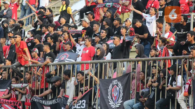 Galeri Foto Laga Persis Solo kontra Arema, Suporter Pasang Spanduk Tragedi Kanjuruhan