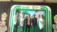 Grab menggandeng Egy Maulana Vikri (tengah) dan pelatih Timnas Indonesia U-19, Indra Sjafri, pada program "Grab Bintang Bola" yang diluncurkan di kawasan Prambanan Yogyakarta, Rabu (18/7/2018). (Bola.com/M. Iqbal Ichsan)