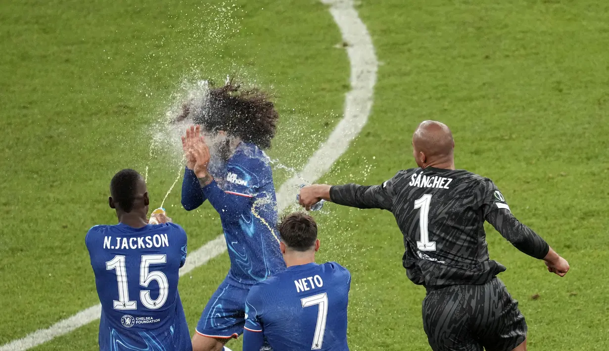 Para pemain Chelsea merayakan kemenangan dalam laga final UEFA Conference League 2024/2025 melawan Real Betis di Tarczynski Arena, Wroclaw, Polandia, Kamis (29/05/2025) dini hari WIB. (AP Photo/Darko Vojinovic)