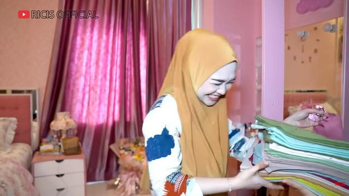 8 Potret Kamar Ria Ricis Serba Pink, Elegan Terorganisir hingga Walk-in Closet Curi Perhatian