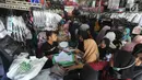 Sejumlah pembeli memilih baju seragam sekolah baru untuk anaknya di salah satu kios di Jalan Pengadilan, Bogor, Rabu (11/7). Menjelang dimulainya tahun ajaran baru, para orang tua disibukan belanja kelengkapan sekolah anak mereka (Merdeka.com/Arie Basuki)
