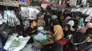 Sejumlah pembeli memilih baju seragam sekolah baru untuk anaknya di salah satu kios di Jalan Pengadilan, Bogor, Rabu (11/7). Menjelang dimulainya tahun ajaran baru, para orang tua disibukan belanja kelengkapan sekolah anak mereka (Merdeka.com/Arie Basuki)