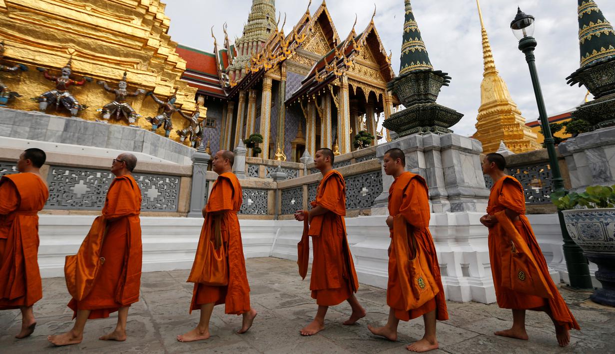 Ratusan biksu tiba untuk upacara di Grand Place memperingati ulang tahun ke-70 Raja Thailand Bhumibol Adulyadej Berkuasa di Bangkok, Thailand (9/6). Peringatan ini akan diwarnai dengan doa pagi yang dipimpin 770 biksu. (REUTERS/Jorge Silva)