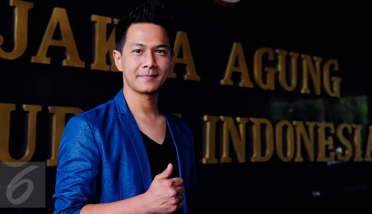 Penyanyi Delon saat mendatangi Kejaksaan Agung, Jakarta, Rabu (17/6/2015). Kedatangan Delon dan anggota PAPRI untuk menyuarakan gerakan anti pembajakan. (Liputan6.com/Faisal R Syam)