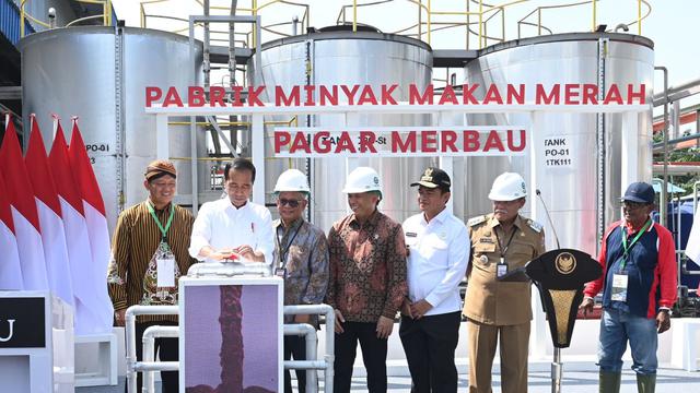 Presiden Joko Widodo atau Jokowi meresmikan Pabrik Percontohan Minyak Makan Merah Pagar Merbau di Kabupaten Deli Serdang, Sumatera Utara, Kamis (14/3/2024).