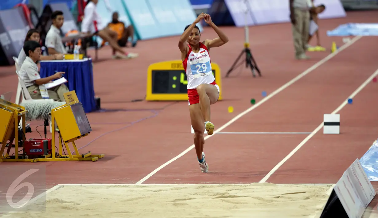 Atlet putri Indonesia, Maria Londa saat melakukan lompatan di nomor lompat jangkit di National Stadium, Singapura, Kamis (11/6/2015). Maria mencatat lompatan sejauh 13,75 meter dan berhasil meraih medali emas. (Liputan6.com/Helmi Fithriansyah)