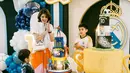 Pemeran Kirani dalam sinetron Mertua dan Menantu itu membagikan beberapa potret perayaan ulang tahun kedua anaknya. Sebagai seorang ibu, ia juga dituntut untuk cerdas saat kedua anaknya memiliki kegemaran yang berbeda. [Instagram/carissa_puteri]