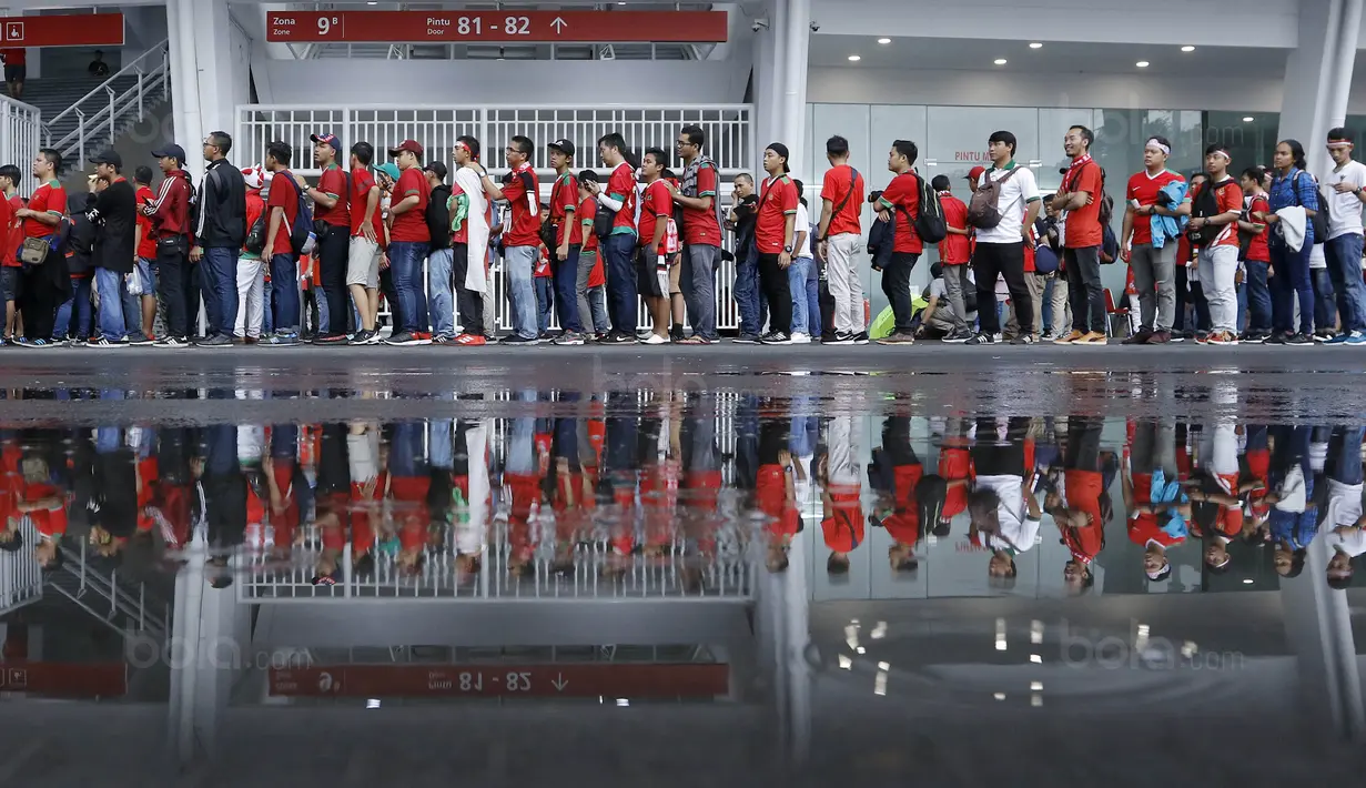 Suporter antre memasuki Stadion Utama Gelora Bung Karno (SUGBK), Jakarta, Minggu (14/1/2018). Kehadiran mereka untuk menyaksikan langsung pertandingan antara Indonesia melawan Islandia dalam laga persahabatan. (Bola.com/M Iqbal Ichsan)