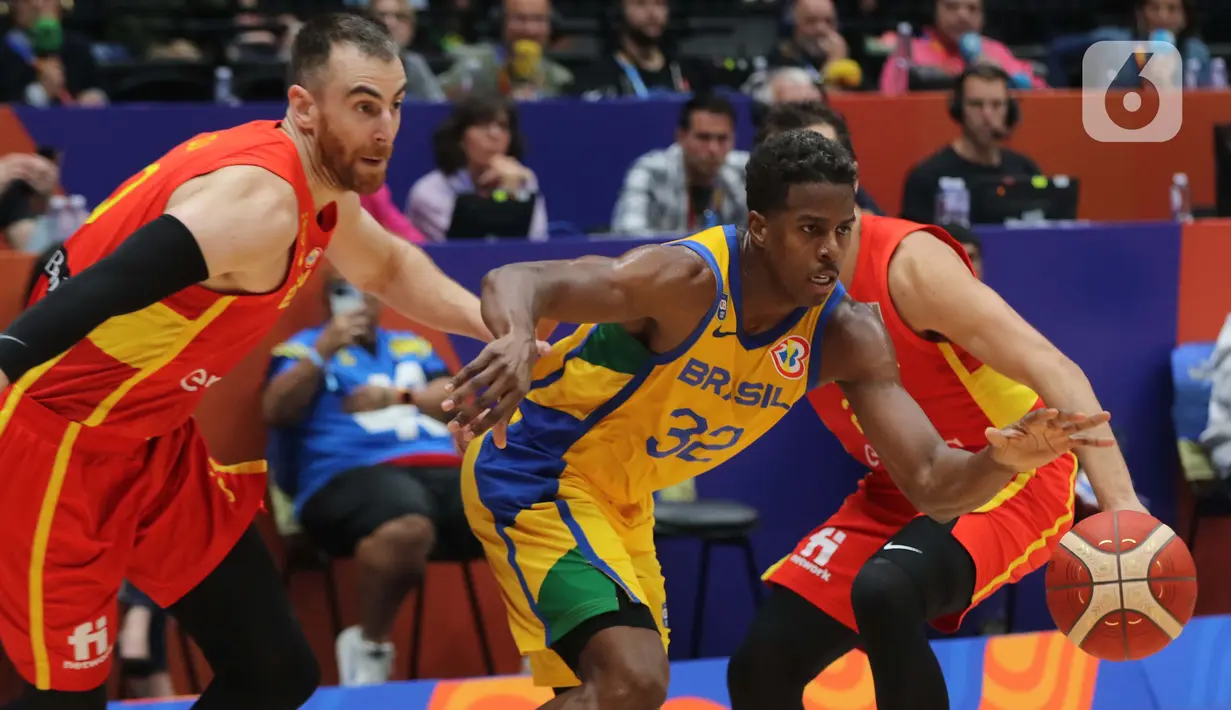 Pemain timnas basket Brasil, Georginho De Paula (tengah) mencoba melewati kawalan dua pebasket Spanyol pada penyisihan Grup G FIBA World Cup 2023 di Indonesia Arena, Gelora Bung Karno, Jakarta, Senin (28/8/2023). (Liputan6.com/Helmi Fithriansyah)