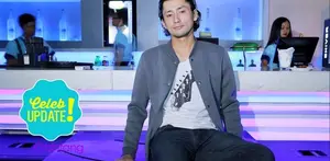 Memiliki istri yang bekerja di bidang fashion, Revaldo nurut saja saat istri mengatur penampilan dirinya.