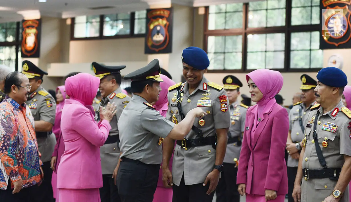 Kapolri Jenderal Tito Karnavian menyapa istri pejabat tinggi Polri saat sertijab di Jakarta, Kamis (24/1). Dalam amanahnya, Tito mengatakan serah terima jabatan adalah sesuatu yang biasa di tubuh Polri. (Merdeka.com/Imam Buhori)