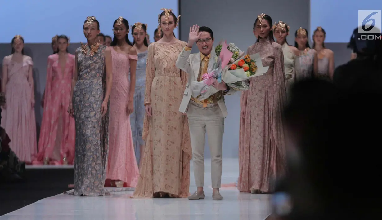 Desainer Barli Asmara bersama para model menyapa pengunjung di ajang Jakarta Fashion Week 2018 di Senayan City, Jakarta, Senin (23/10). Desainer Barli Asmara mengusung tema Jambi Kain Negeriku. (Liputan6.com/Faizal Fanani)