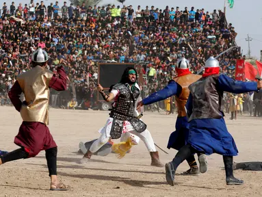 Aktor menggunakan pakaian prajurit kuno saat melakukan reka ulang adegan Pertempuran Karbala yang menewaskan Husain bin Ali, di Sadr City, Baghdad, Irak (12/10). Pertempuran Karbala terjadi pada 10 Muharram 61 H abad ke-7 Masehi. (REUTERS/Ahmed Saad)