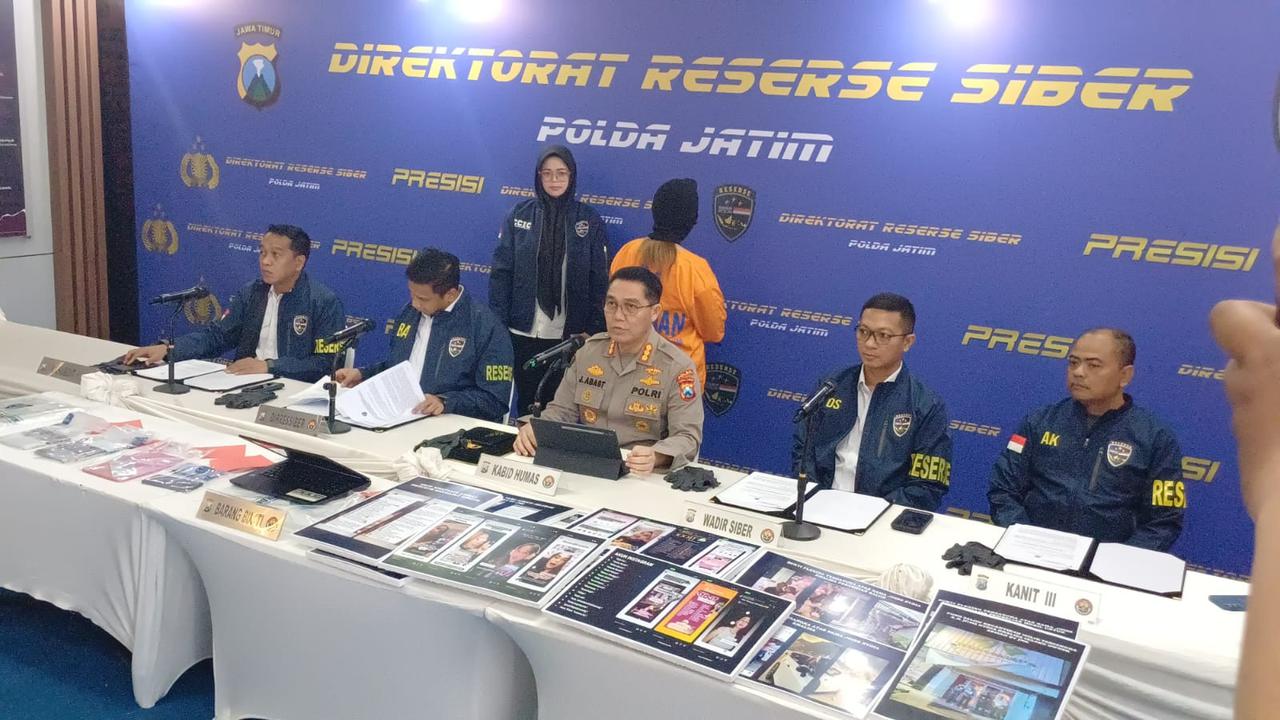 Polda Jatim bongkar penipuan arisan online. (merdeka.com/Erwin Yohanes).