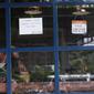 Seorang pria berada di balik kaca sebuah kedai kopi yang tutup di kawasan Sabang, Jakarta, Sabtu (3/7/2021). Rumah makan hingga restoran diizinkan buka hanya untuk melayani layanan delivery order atau takeaway selama PPKM Darurat. (Liputan6.com/Angga Yuniar)