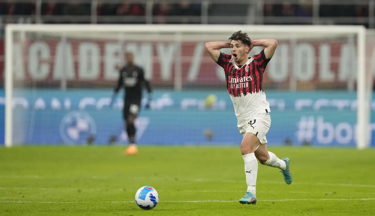 Gelandang AC Milan, Brahim Diaz bereaksi saat bertanding melawan Bologna pada pertandingan Liga Serie A Italia di stadion San Siro, di Milan, Italia, Selasa (5/4/2022). Tambahan satu angka membuat Milan mempertahankan posisi puncak dengan koleksi 67 angka dari 31 laga. (AP Photo/Antonio Calanni)