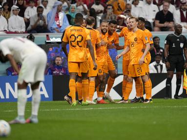 Pemain Belanda merayakan gol pertama timnya ke gawang Qatar yang dicetak oleh Cody Gakpo saat matchday ketiga Grup A Piala Dunia 2022 di Stadion Al Bayt, Selasa (29/11/2022). (AP/Lee Jin-man)