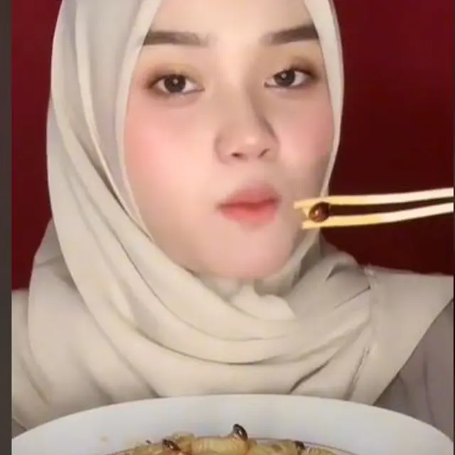 Viral Video Wanita Makan Mi Instan dengan Topping Ulat Sagu