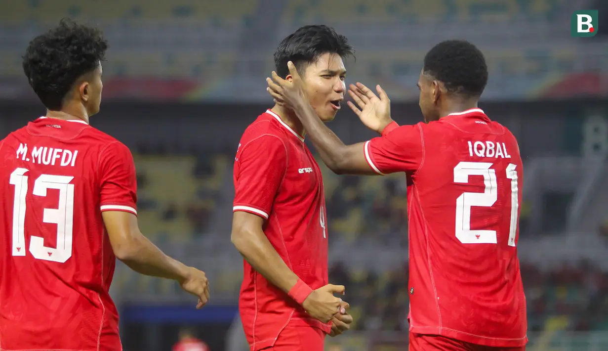 Pemain Timnas Indonesia U-19, Kadek Arel melakukan selebrasi bersama Iqbal Gwijangge setelah mencetak gol ke gawang Kamboja U-19 pada fase Grup Piala AFF U-19 2024 di Stadion Gelora Bung Tomo (GBT), Surabaya, Sabtu (20/7/2024) malam WIB. (Bola.com/Aditya Wany)