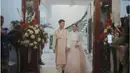 Sang Ho sendiri akhirnya mengunggah prosesi lamaran hingga siraman di channel Youtube-nya. Keduanya tampak memesona dalam balutan hanbok bernuansa merah muda. [Foto: youtube.com/sanghoya/]