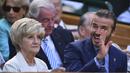 Beckham tampak ramah dan menyapa penggemarnya saat menonton pertandingan turnamen tenis Wimbledon di London, Inggris. (AFP/Glyn Kirk)