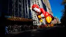 Balon Ronald McDonald melewati jendela sebuah gedung kawasan Central Park West selama Parade Macy's Thanksgiving Day di New York, Kamis (22/11). Membelah jalanan kota, Parade Macy's selalu ditunggu setiap tahunnya. (AP/Eduardo Munoz Alvarez)