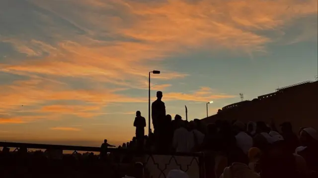 Momen Umay Shahab dan Iqbaal Ramadhan Umrah Bareng (credit: https://www.instagram.com/umayshahab/)