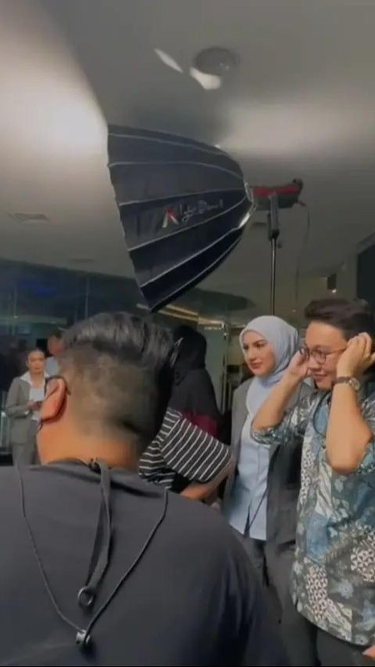 Saat bekerja, ibu dua anak ini terlihat seolah tak terjadi apa-apa di balik rumah tangganya.