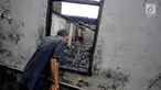 Seorang warga melihat gudang kosmetik yang ludes terbakar Jalan Bandengan 1 No 56, RT 04/12, Kelurahan Pekojan, Kecamatan Tambora, Jakarta Barat, Senin (4/12). Kebakaran yang terjadi pada pukul 10.30 WIB. (Liputan6.com/Faizal Fanani)