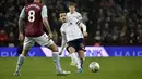 Gelandang Liverpool, Pedro Chirivella (kanan) mengumpan bola saat melawan Aston Villa pada pertandingan perempat final Piala Liga Inggris di Villa Park di Birmingham (17/12/2019). Liverpool kalah telak 5-0 atas Aston Villa. (AP Photo / Rui Vieira)