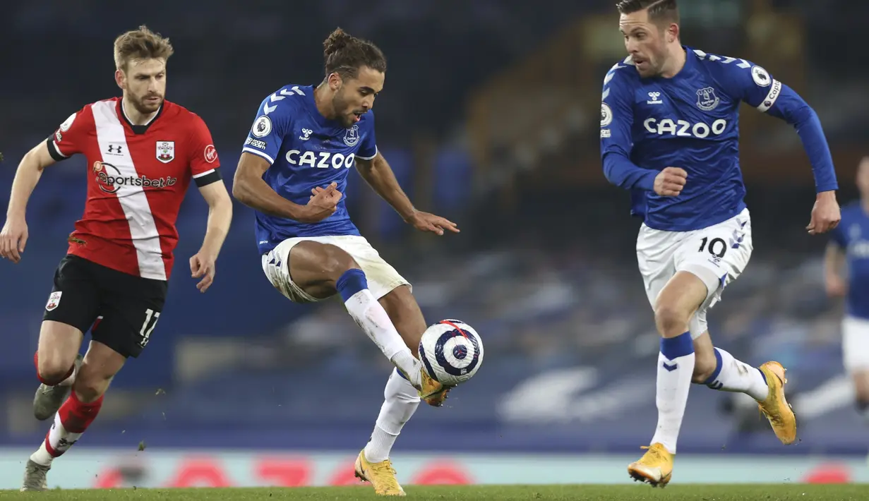 Penyerang Everton, Dominic Calvert-Lewin (tengah) mengontrol bola saat bertanding melawan Southampton pada pertandingan lanjutan Liga Inggris di Goodison Park di Liverpool, Inggris, Selasa (2/3/2021). Tambahan tiga poin membuat Everton  menempel rival sekota Liverpool. (Clive Brunskill/Pool via AP)