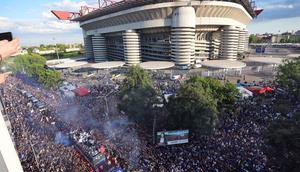 Suka cita mewarnai perayaan juara Inter Milan pada musim ini di Stadion Giuseppe Meaza, Milan, Italia, Minggu (17/05/2026) waktu setempat. (AP Photo/Luca Bruno)