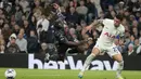Gelandang Manchester City, Jeremy Doku (kiri) dijatuhkan bek Tottenham Hotspur, Pedro Porro di dalam kotak penalti yang menghasilkan tendangan penalti pada laga tunda pekan ke-34 Liga Inggris 2023/2024 di Tottenham Hotspur Stadium, London, Selasa (14/5/2024). (AP Photo/Kin Cheung)