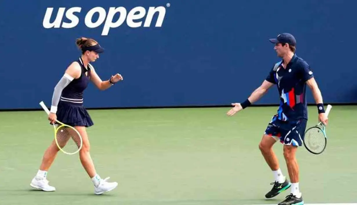 Selebrasi pasangan Barbora Krejcikova/Matthew Ebden setelah mencetak angka saat menghadapi pasangan Aldila Sutjiadi/Rohan Bopanna dalam laga perempat final turnamen tenis Grand Slam US Open 2024 di court 5 USTA Billie Jean King National Tennis Center, New York City, Amerika Serikat, Selasa (3/9/2024) dini hari WIB. (USopen.org/Rhea Nall)