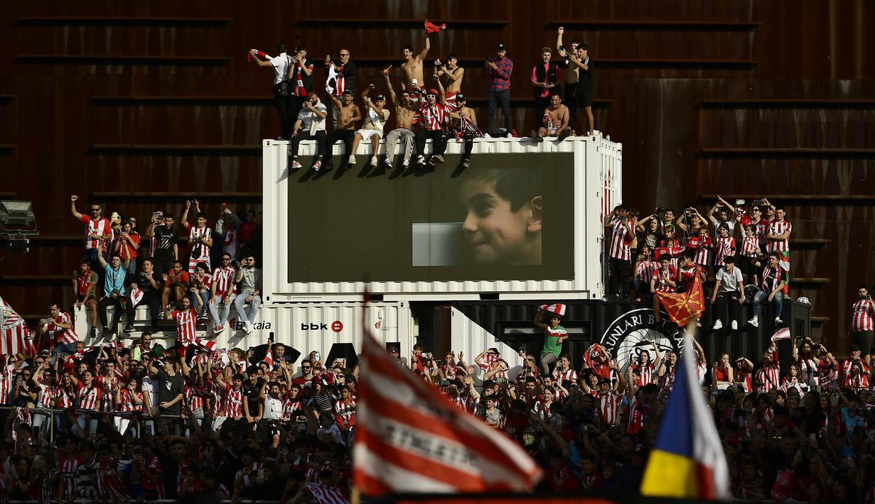 Suporter Athletic Bilbao larut dalam perayaan gelar juara Copa del Rey di Bilbao, Jumat (12/4/2024). (AP Photo/Alvaro Barrientos)