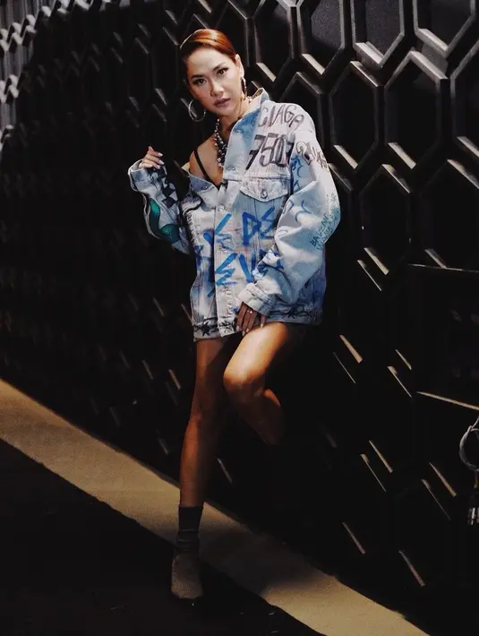 Sering tampil anggun, Bunga Cirta Lestari ini juga bisa tampil swag dan keren saat pakai jaket denim. Terlebih, dengan makeup tipis pelantun lagu Karena Kucinta Kau ini tampak makin memesona.  (Liputan6.com/IG/@bclsinclair)