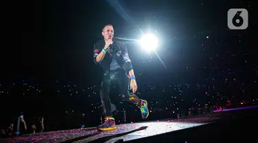 Aksi panggung vokalis grup Coldplay, Chris Martin saat gelaran konser di Stadion Utama Gelora Bung Karno (SUGBK), Jakarta, Rabu (15/11/2023). (Liputan6.com/Faizal Fanani)